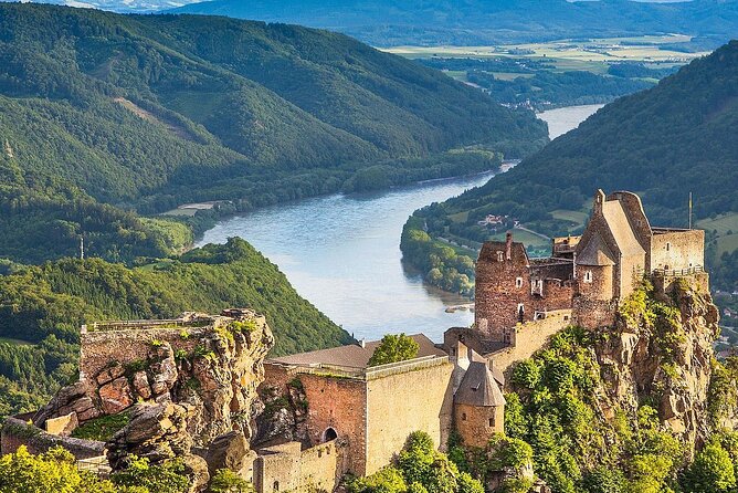 3 Castles & Wine Private Tour in Wachau Valley (incl. Melk Abbey) - Stop 3: Dürnstein walk, cobblestones, apricots, and the Richard the Lionheart legend