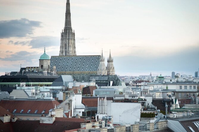 A box for a romantic walk in the city center of Vienna - The imperial garden stretch, plus waltz and movie vibes