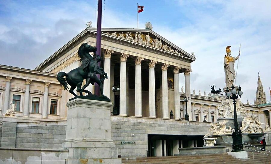 Discover Vienna’s Landmarks in 2 Hours - Vienna State Opera: When You Want Architecture and Style in a Quick Window
