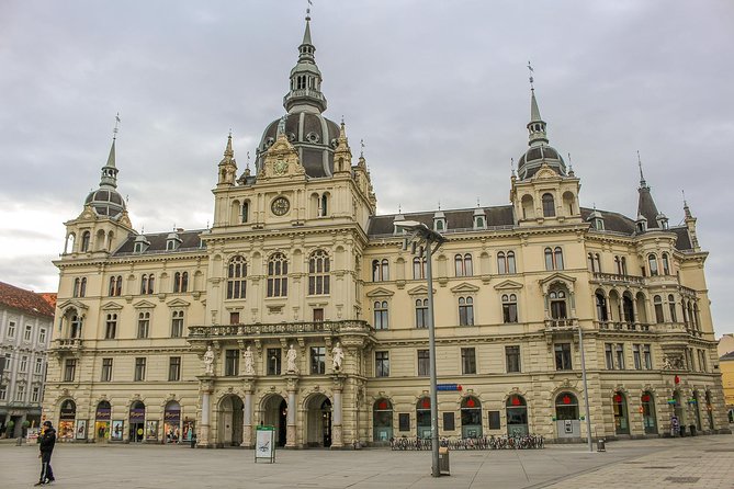 Explore Graz in 60 minutes with a Local - Hauptplatz: your Graz main square and market-world cues