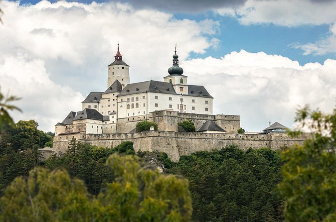 Forchtenstein Castle Guided Tour - The 50-metre well: an ending image with real survival math