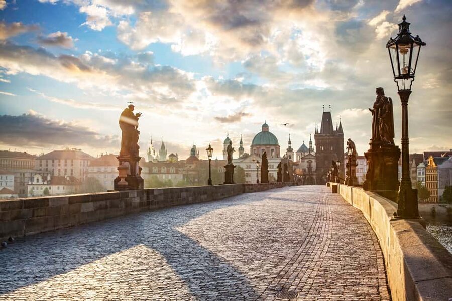 From Vienna: Prague City Guided Tour With Hotel Pickup - Food and Drinks: Warm Treats, Local Flavors, and Photo Breaks
