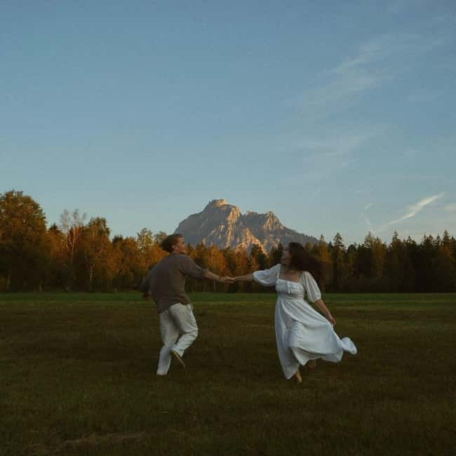 Füssen & Schwangau: Private Photoshoot Couples, Solo & Group - The no-awkward-posing style, and what it means for your photos