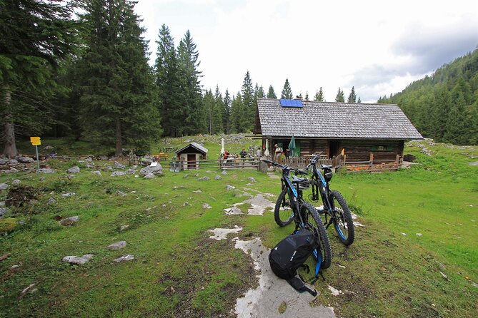 Guided e-bike tour of the alpine pastures in the Salzkammergut - Stop 5: Roßalm for a rest in a flower-framed guest garden