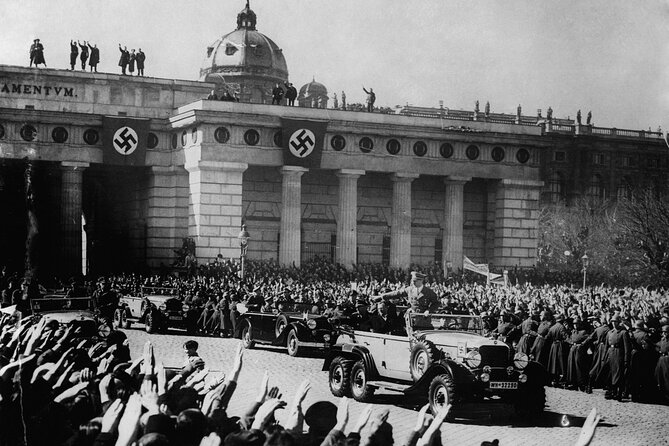Historical Hitler Walking Tour of Vienna - Schwedenplatz area and the hidden Stadttempel Synagogue behind tenements