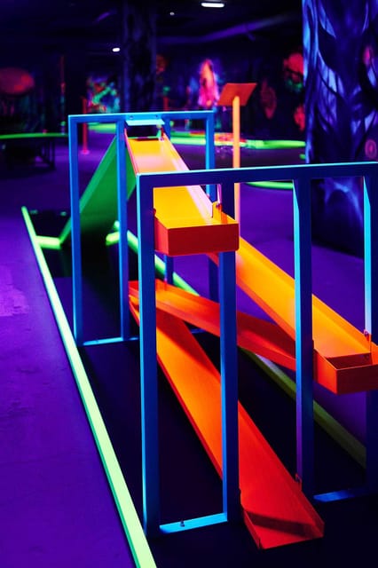 Innsbruck: 3D Mini Golf with Dazzling Light Effects - How the 75 minutes plays out, from club pickup to final score