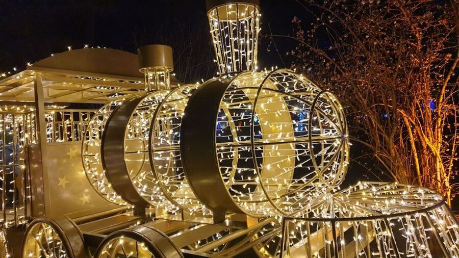 Innsbruck: Christmas Tour with a licensed guide - The Golden Roof and Innsbruck’s oldest Christmas market stop
