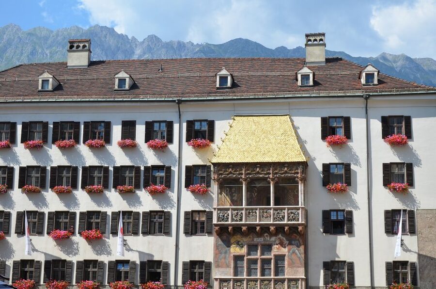Innsbruck: Express Walk with a Local in 60 minutes - Where the walk begins: Helbling Haus and a simple first win