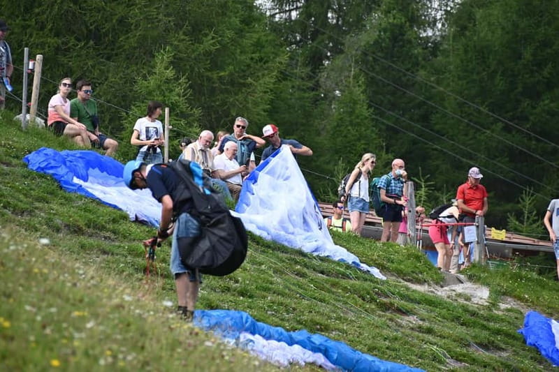 Innsbruck: Paragliding Adventure - How tandem prep works with your pilot