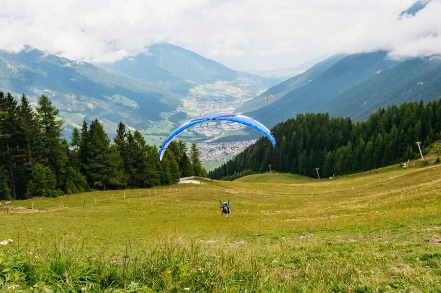 Neustift im Stubaital: Tandem Paragliding Flight - Pilot style: why people feel safe right away