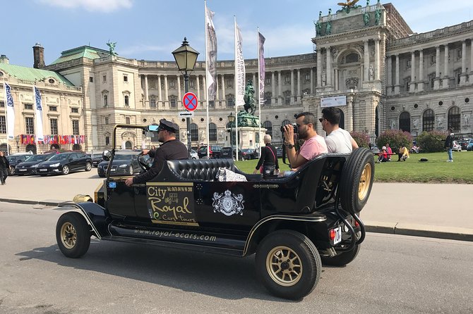 Oldtimer Tour Vienna Gold Tour - Spanish Riding School and the Lipizzaner moment