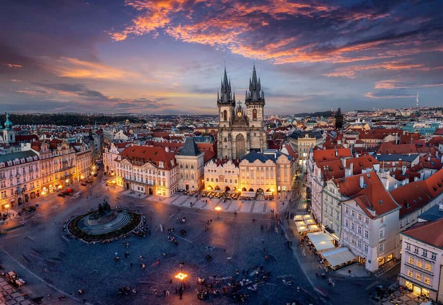 Prague: Old Town & Underground Tour Guided Tour - A lit Old Town walking loop made for winter photos