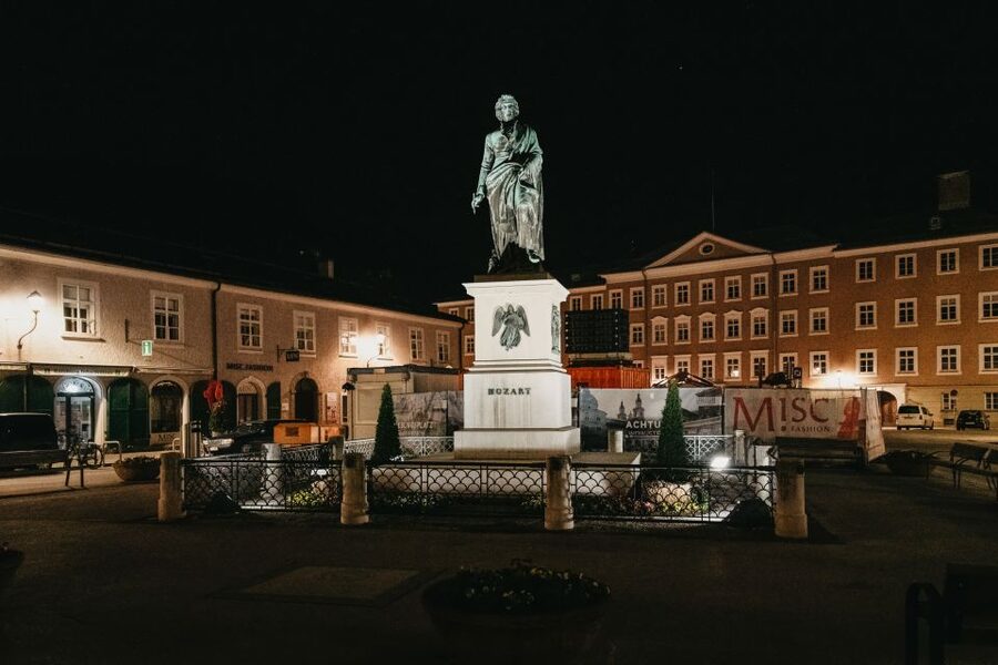 Salzburg: Dark History Tour - Language and accessibility: planning for comfort