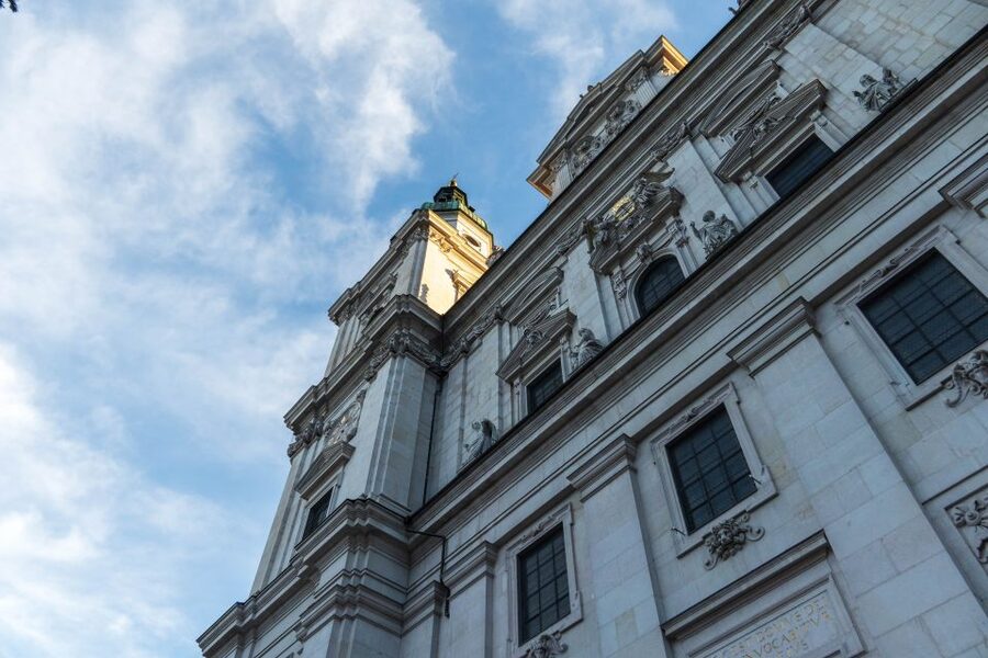 Salzburg: Express Walk with a Local in 60 minutes - Local guide tips for bars, cafés, and restaurants that feel like Salzburg