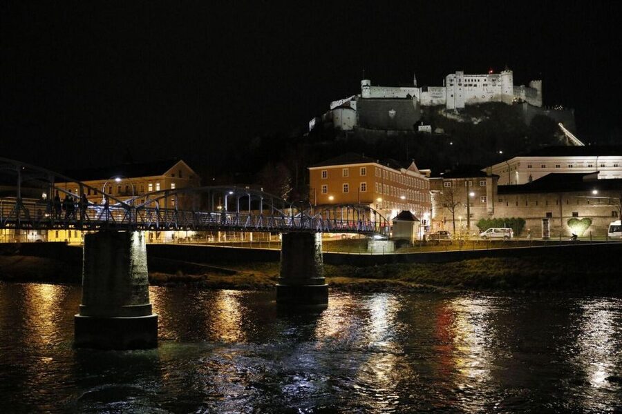 Salzburg: Hallstatt and Sound of Music Tour - Salzburg Sound of Music tour stops you will recognize