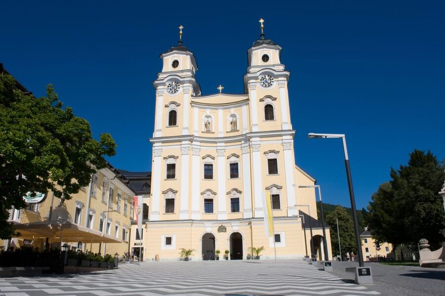 Salzburg: Private Eagle's Nest and the Sound of Music Tour - Lake Wolfgang, Schafberg views, and the film-to-country connection