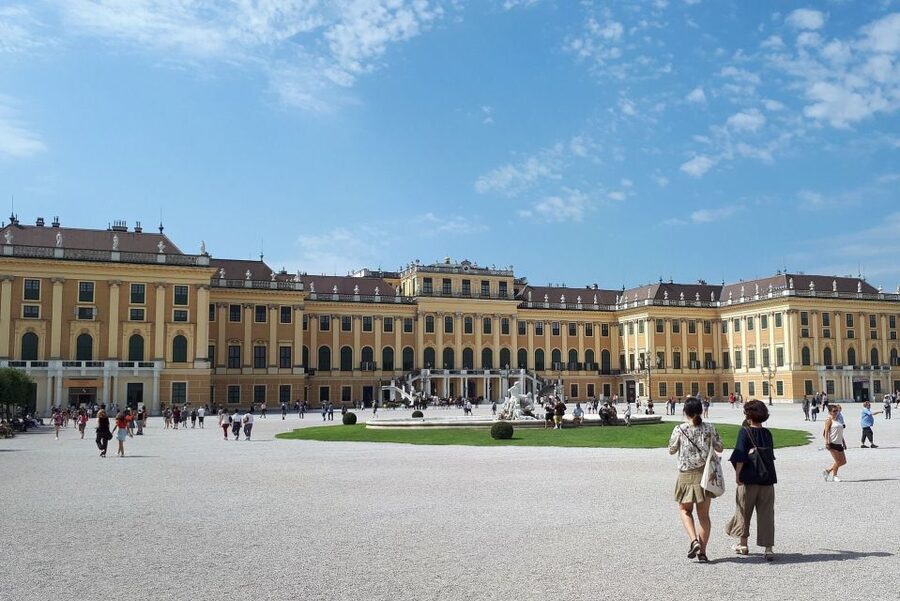Schönbrunn Palace & Gardens Tour - Rococo Rooms Plus History Talk: How the Guide Helps You Handle Crowds