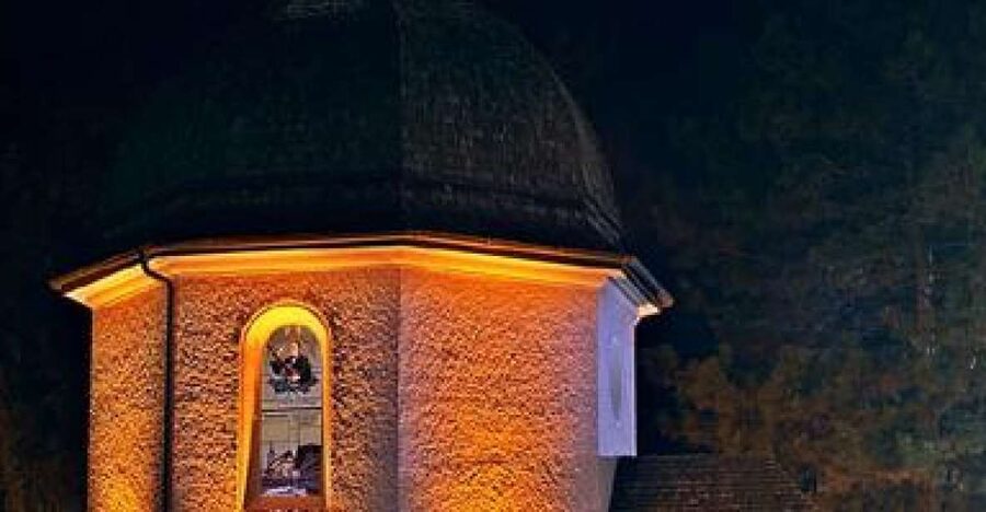 Silent Night Oberndorf Christmas Eve Tour from Salzburg - Oberndorf Chapel: where the Silent Night legend becomes part of the service