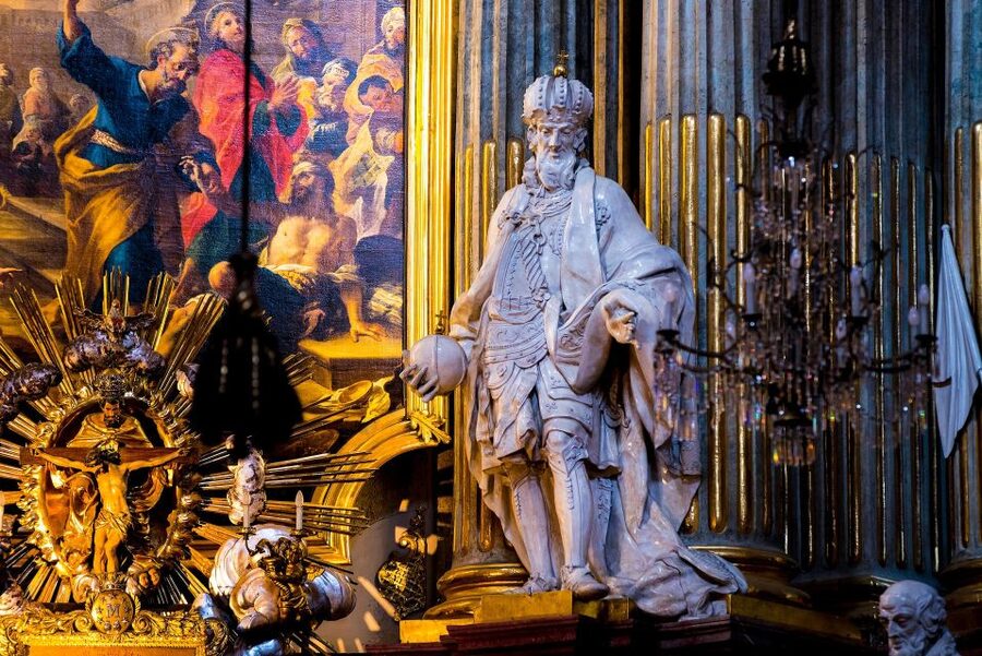 St Stephen's Cathedral Vienna Old Town Walking Tour - Meeting point at Dom Museum, Stephansplatz: easy start, one important rule