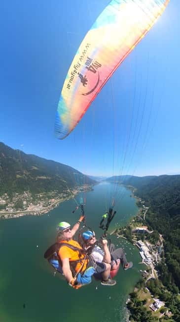Tandem flight: Paragliding panorama tandem flight - Landing at the Ossiacher See area, calm and controlled