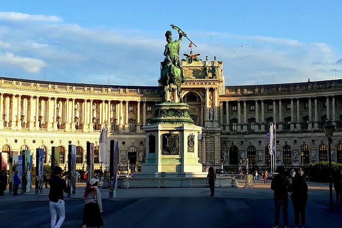Vienna at First Glance a Private Walking Tour for First Timers - Stop 1: Upper Belvedere Palace panorama and the Baroque skyline lesson