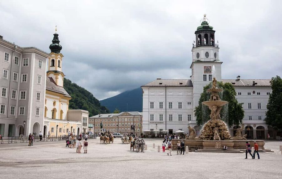 Vienna/Bratislava: Traunkirchen, Hallstatt & Salzburg Tour - Photo Stops and Guided Walking: Getting the Best Views for the Effort
