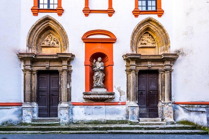 Vienna-Budapest One-Way Sightseeing Transfer - Logistics to plan for: seats, meeting points, and timing