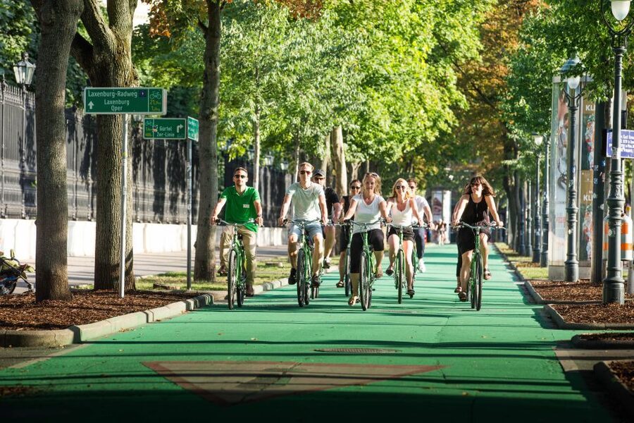 Vienna by Bike 3-Hour All-In-One City Bike Tour in English - Getting to Franz Josefs Kai (and why that start location helps)