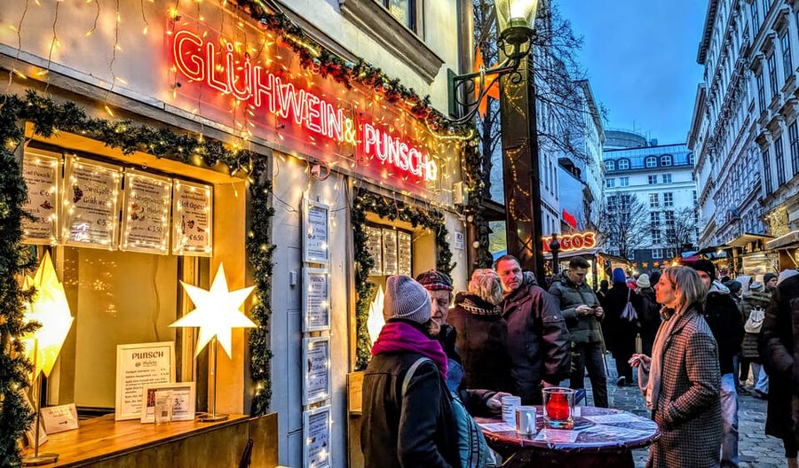 Vienna: Christmas Market Food and Drinks Tour - Starting at Am Hof, then moving like a local