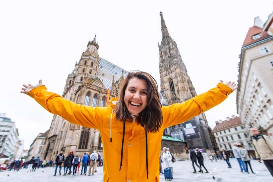 Vienna: Christmas Photoshoot with a Pro Photographer - Starting at Albertina Platz by the Vienna State Opera