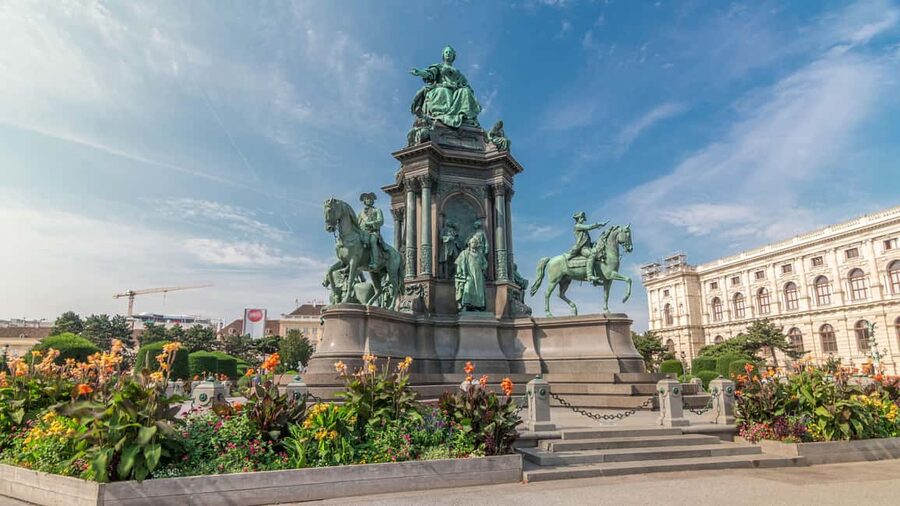 Vienna: Christmas Photoshoot with a Pro Photographer - Maria-Theresien-Platz to the museums: Renaissance-style framing