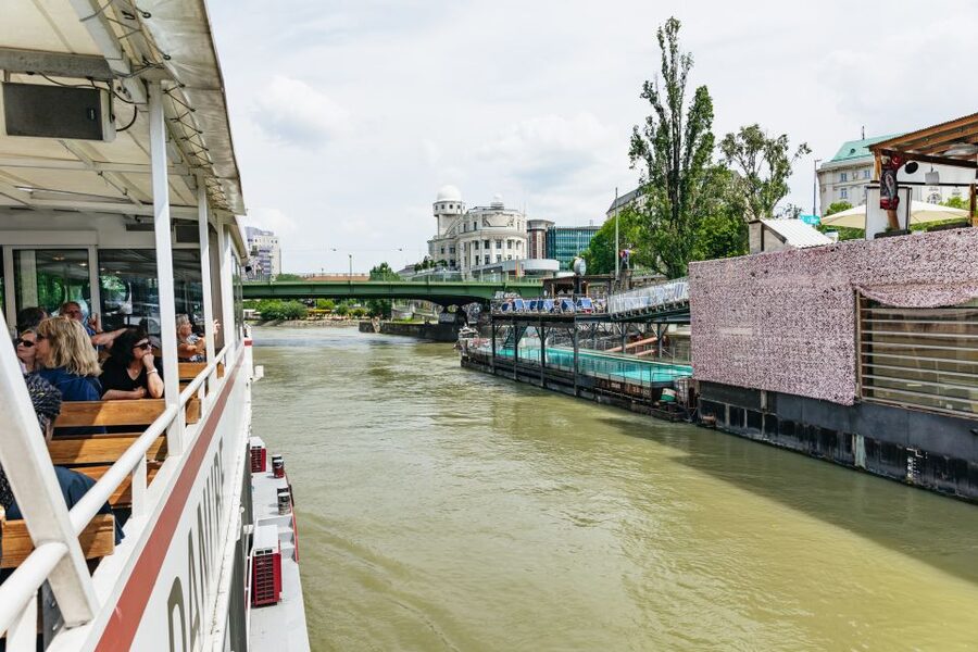Vienna: City Cruise with Optional Lunch - The big-screen explanations in English and German