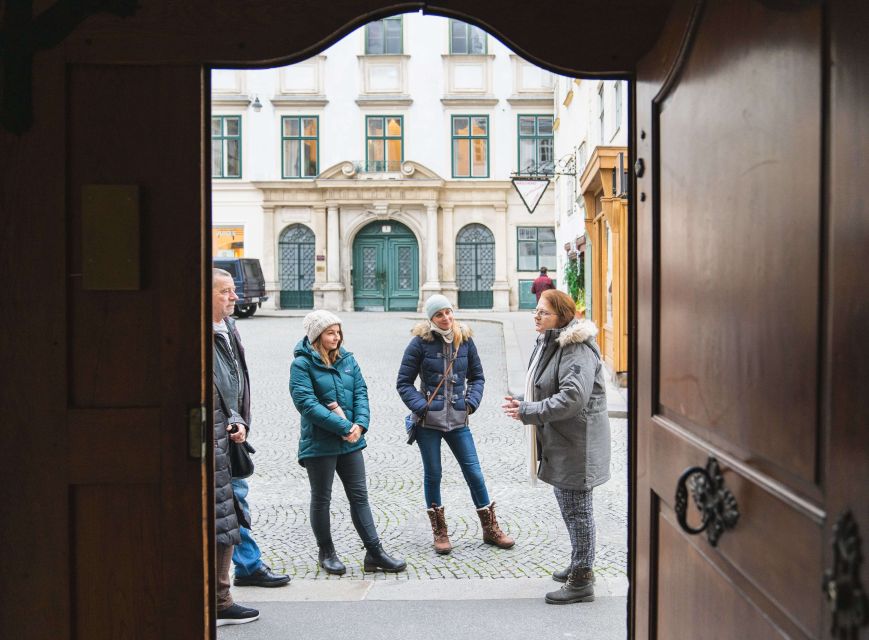 Vienna: Educational Walk Exploring Homelessness - Rain plan in Vienna: the nearby coffee house option