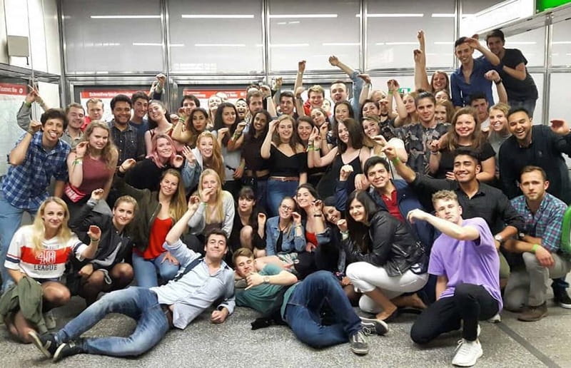 Vienna: Guided Pub Crawl with Club Entry - Four hours of Vienna nightlife with a built-in plan