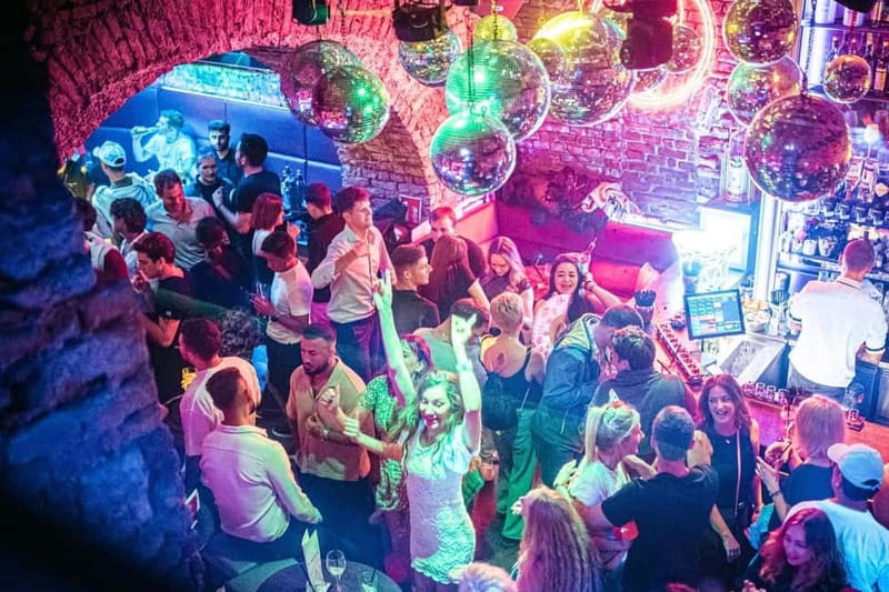 Vienna: Guided Pub Crawl with Club Entry - Pickwick’s Pub: the first full hour where you find your rhythm