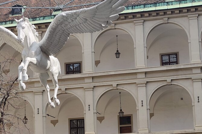 Vienna Highlight Tour - yue walk - Stallburg and Wiener Hofmusikkapelle: horses and imperial music spaces