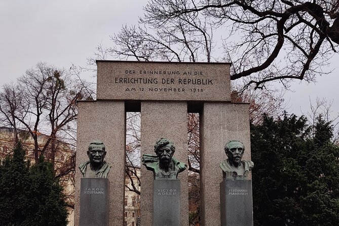 Vienna Highlight Tour - yue walk - Maria Theresien Square, Sisi Museum, Michaelerplatz, and the plague column