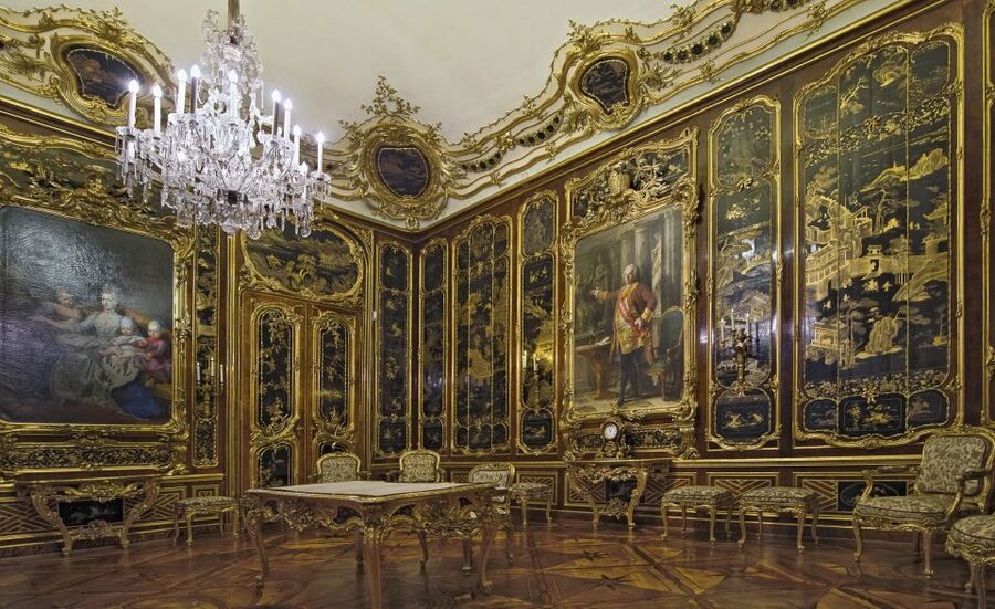 Vienna: Hofburg Palace and Sisi Museum Skip-the-Line Tour - How the guide experience shapes the day