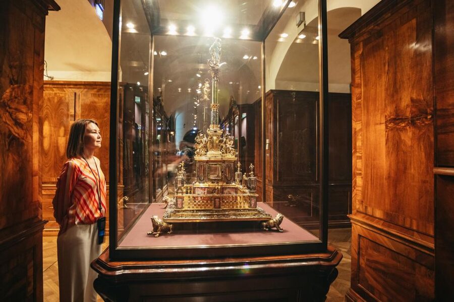 Vienna: Imperial Treasury in the Hofburg Palace - Empress Elisabeth jewelry fragments and the big gemstone moments