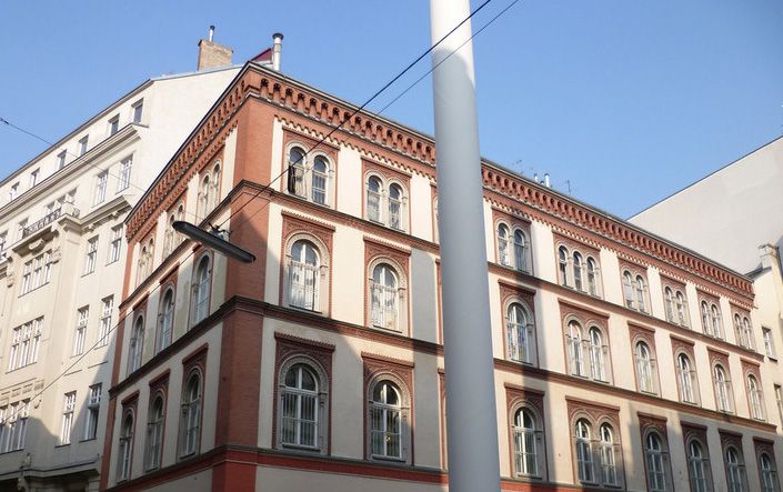 Vienna: Jewish Life in Leopoldstadt 2-Hour Walking Tour - Learning about synagogues and houses of worship without a ticketed site