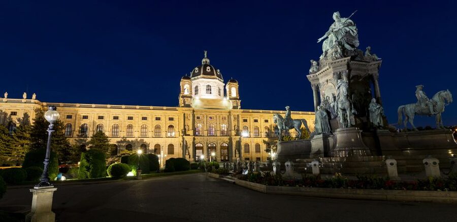 Vienna: Panoramic Night Tour by Bus - The Audio Guide Experience: 16 Languages, Plus Musical Touches