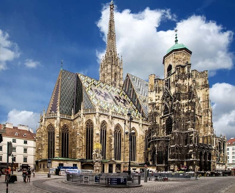 Vienna: Sightseeing Tour in a Classic Style Car - From Herrengasse to Albertina and the old city wall