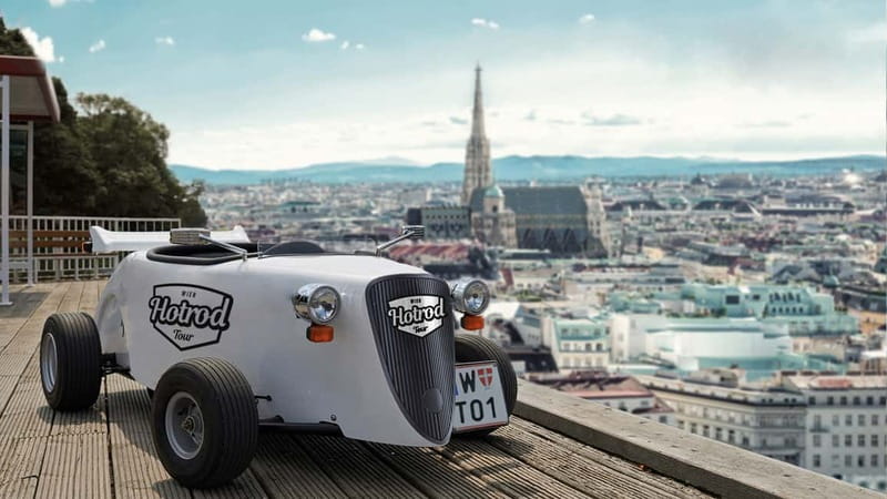Vienna: Sightseeing Tour in Hotrod - How the guide and walkie-talkie rhythm affects your comfort