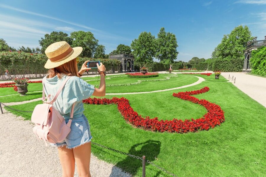 Vienna: Skip-the-Line Schönbrunn Palace & Gardens Tour - Visitor center break and photo stop: the 15 minutes you’ll thank yourself for
