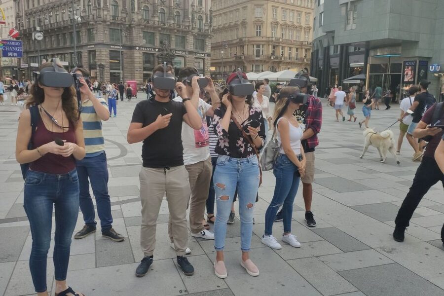 Vienna: Time Traveling Virtual Reality Sightseeing Tour - Guides, language options, and how well the tour stays in sync
