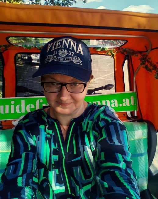 Vienna: Tour with locals in RAXI electric rickshaw - Hofburg Palace in 15 minutes: enough time for context, not a marathon