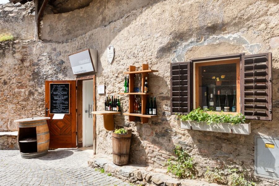 Vienna: Wachau Valley, Melk Abbey Tour with Danube Boat Trip - Dürnstein: cobblestones, castle legends, and a short but sweet walk