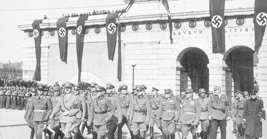 Vienna: World War II Historical Walking Tour - WWII in Street Form: Over 100,000 Bombs and Visible City Scars