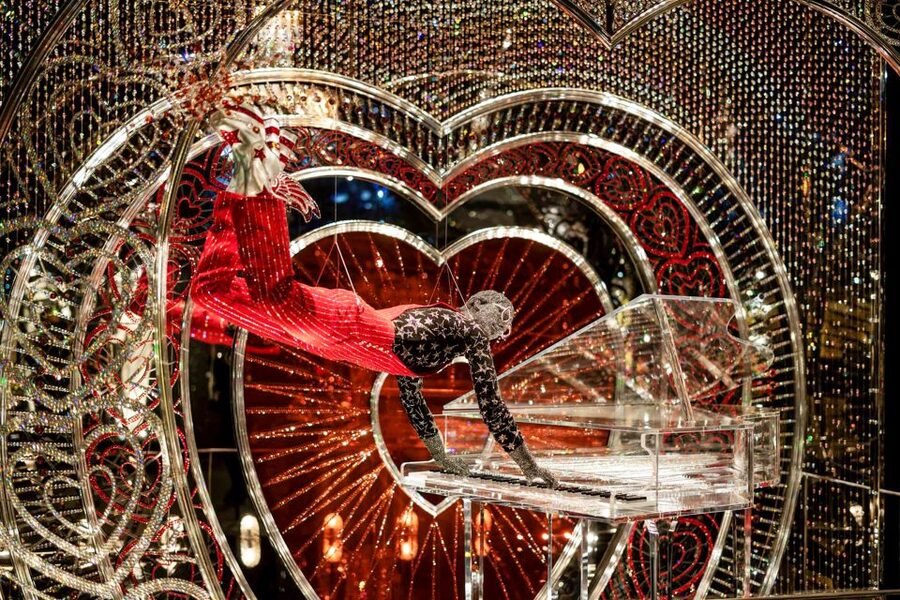Wattens: Swarovski Crystal Worlds Entrance Ticket - Where you eat, rest, and plan your pace between rooms