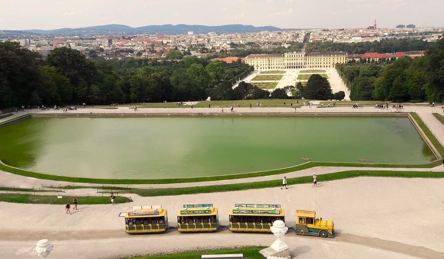 Wien: Tours with locals by public transport & walking - Vienna on rails and on foot, Hundertwasser plus Otto Wagner